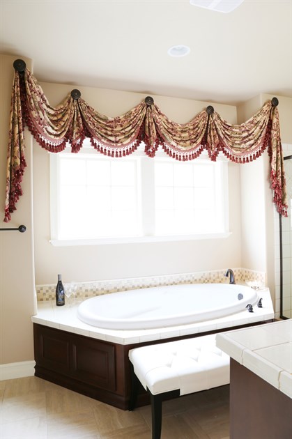 Picture of Rosy Queen - Swags Over Holdback Style