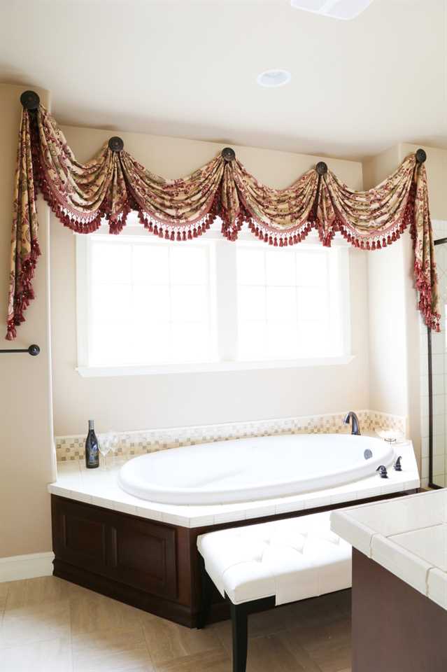Picture of Rosy Queen - Swags Over Holdback Style