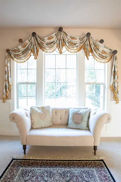 Picture of Embossed Daisy - Swags Over Holdback Style