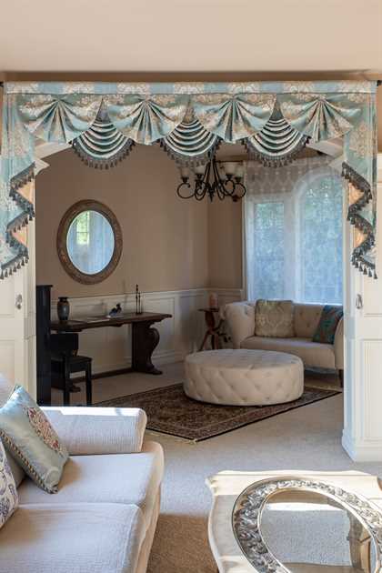 Picture of Glacial Swan - Paris Salon Style 100"