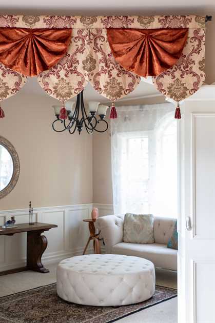 Picture of Rosy Queen - Palace Pelmet Salon Style